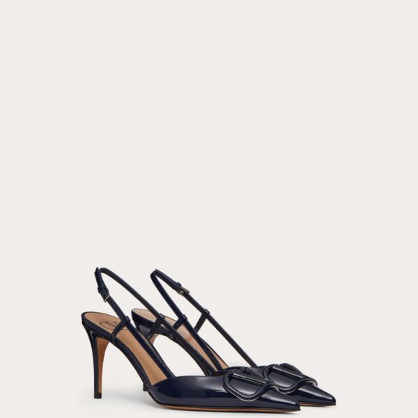 SLINGBACK-PUMPS AUS LACKLEDER MIT VLOGO-SIGNATURE-SCHUH, 80 MM / 3,15 ZOLL.